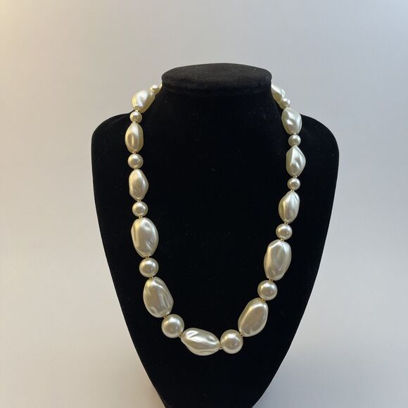 Vintage Necklace Gold Tone Acrylic Chunky Faux Pearl Beaded 16” B#6 - Picture 2 of 15